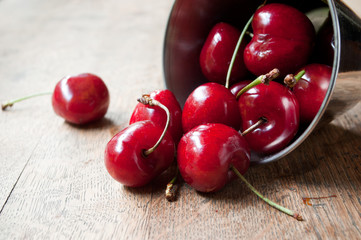 Cerises sur table en vieux bois