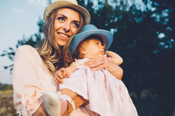 Obraz premium mother and daughter together outdoors