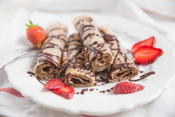 Crepes mit Schokolade und Erdbeeren