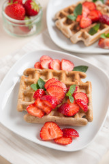 Belgische Waffeln mit frischen Erdbeeren 
