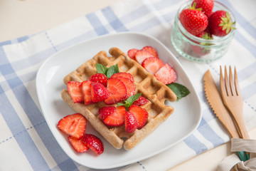 Belgische Waffeln mit frischen Erdbeeren 