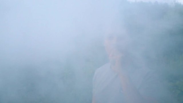парень курит электронную сигарету . man smokes an electronic cigarette