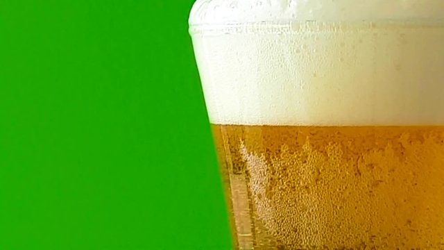 Bierglas mit Bierschaum - Bier einschenken