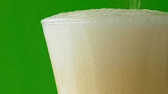 Bier mit Bierschaum - einschenken 