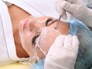 Fototapeta premium Professional cleansing of acne in a beauty salon.