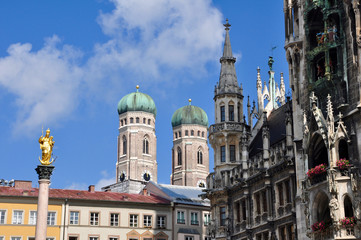 Fototapeta na wymiar Rathaus und Frauenkirche