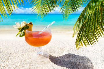 Cocktail trinken am Strand