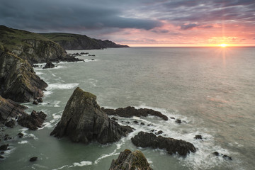 Obraz premium Dramatic stormy sunrise landscape over Bull Point in Devon Engla