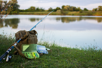 Рыболовецкие снасти на озере. Отдых. 