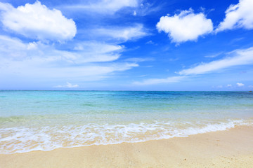Fototapeta premium 沖縄の美しい海とさわやかな空