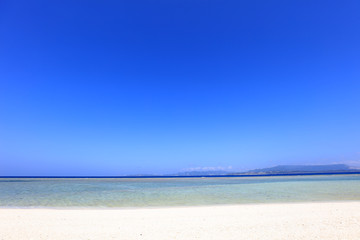 Fototapeta na wymiar 南国沖縄の美しい海と紺碧の空