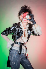 Femme Rock et gants noirs