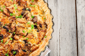 Tart with chicken, mushrooms and cheese
