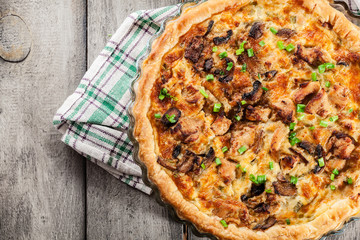Tart with chicken, mushrooms and cheese