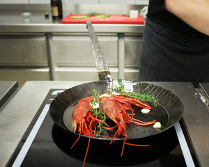 rote Riesengarnelen in der Pfanne © RAM