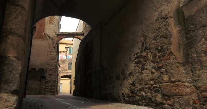 vicolo in penombra del centro storico di Albenga, Liguria, Italia