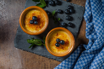 Creme brulee with berries