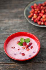 Wild strawberries with sour cream