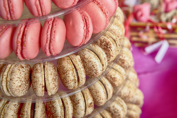 Macarons roses et café rangés sur un présentoir