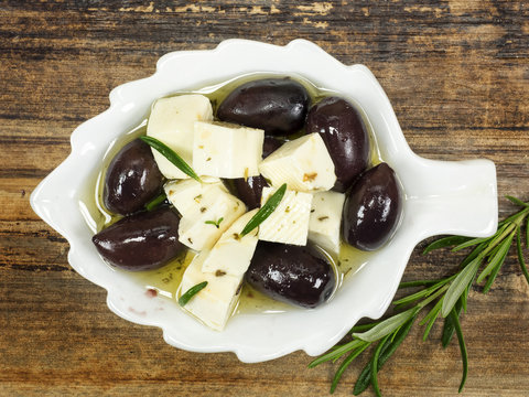 Feta gewürfelt aus Ziegnmilch in Öl mit Oliven