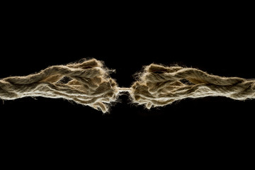 Corda che sta per spezzarsi su sfondo nero