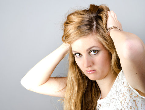 Junge, sch&ouml;ne, blonde, langhaarige Frau mit braunen Augen :)