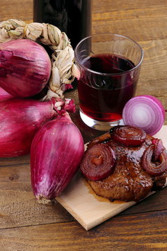 Cipolla rossa di Tropea con vino rosso e hamburger