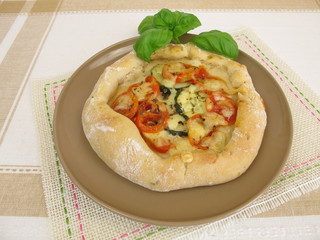 Handbrot Pizza mit Tomaten, Gurke und Käse