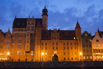 Obraz premium Mariacka Gate at night in Old Town of Gdansk