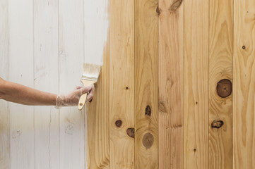 persona pintando  madera, manos trabajando, 
