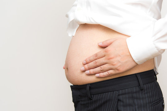 おなかの出た男性