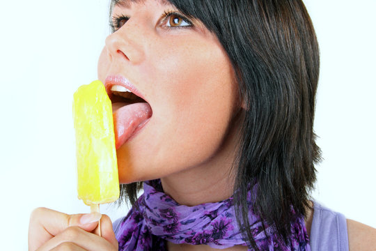 Eis essen im Sommer