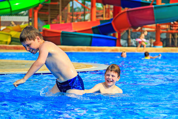 Naklejka premium Children swimming in the pool