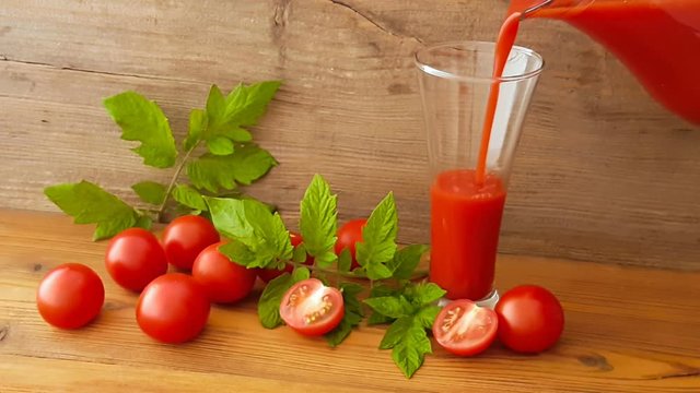 Tomatensaft und Tomaten - eingie&szlig;en