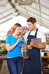 Gärtner berät Kunde im Gartencenter