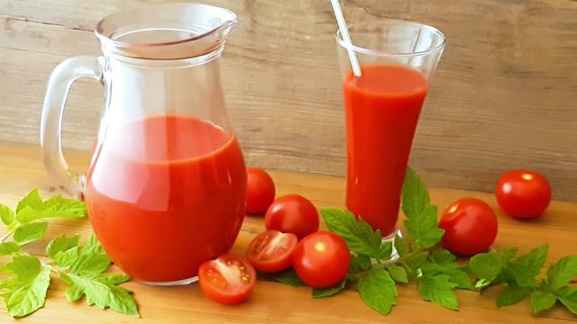 Tomaten und Tomatensaft - eingie&szlig;en