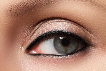 Obraz premium Oriental style. Sensual arabic woman model. Beautiful clean skin, saturated make-up. Bright eye make-up and dark eyeliner