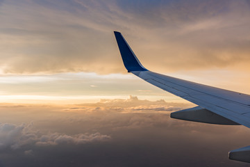 Fototapeta premium Wing aircraft at cloud sunset