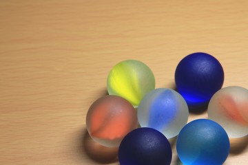 木目のテーブルとビー玉
