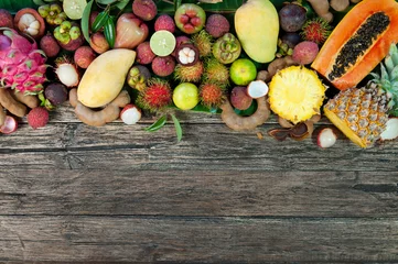 Rolgordijnen Vers tropisch fruit op hout erop © romablack