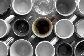 Obraz premium Cup of coffee between the empty cups