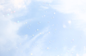 Obraz premium Soap bubbles floating in the air against soft clouds and sky