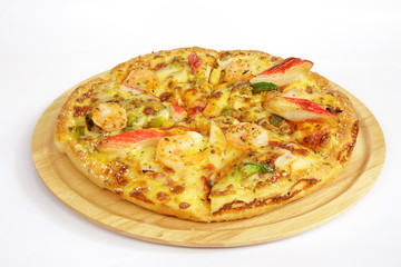 Seafood pizza on a wooden tray.
