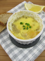 Feines Ragout mit geröstetem Brot und Zitrone