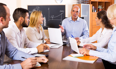 Fototapeta premium Positive brainstorming in office