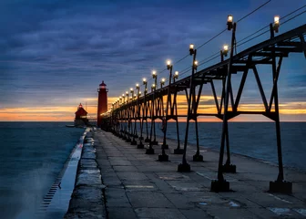 Cercles muraux Phare Sunset at the Grand Haven South Pierhead Inner Light with Entrance Light in background in Grand Haven State Park in Grand Haven, Michigan