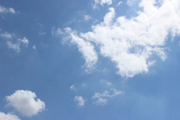 Wolken am blauen Himmel an einem schönen sonnigen Tag. Clouds on the blue sky on a sunny day.