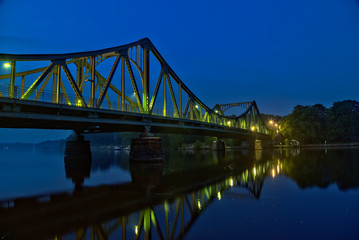 Fototapeta na wymiar Glienicker Brücke in Potsdam, beleuchtet zur blauen Stunde