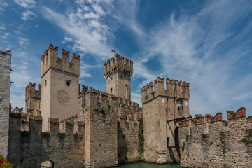 Fototapeta na wymiar Alte Festung Sirmione am Gardasee