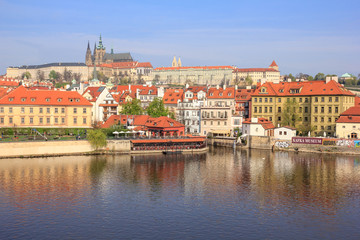 Fototapeta na wymiar Prague Castle and Valtava River